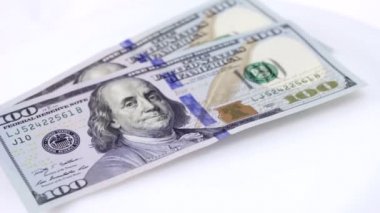 Yeni yüz dolarlık banknot sayma