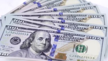 Beyaz masa yeni bir yüz dolarlık banknot atmak