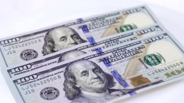 Dolar bir beyaz masa yakın çekim sayma