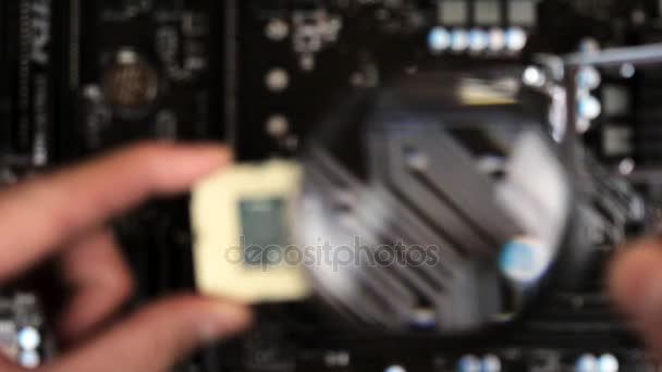 Inspección de las piezas de contacto la CPU de la placa base con una lupa — Vídeo de stock