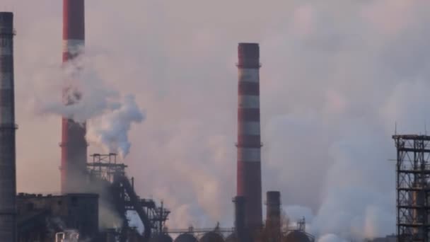 Tubi industriali inquinano l'atmosfera con il fumo — Video Stock