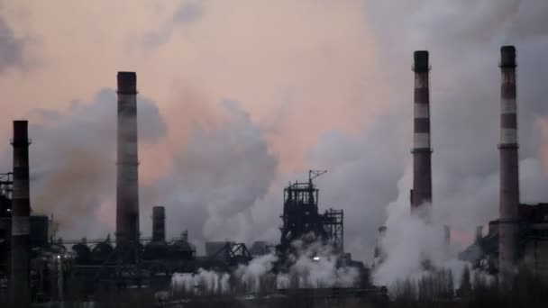 Roken van schoorstenen van een fabriek in de industriezone van stad — Stockvideo