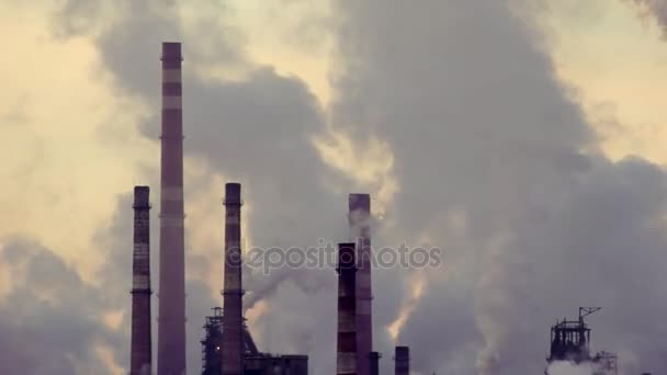 Tubo industriale che inquina l'ambiente con polvere — Video Stock