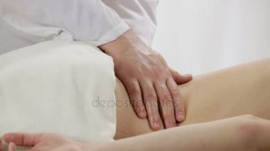 Yavaş yavaş geri hastanın okşayarak terapist