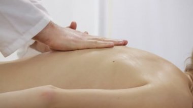 Yavaş yavaş geri hastanın okşayarak Masaj