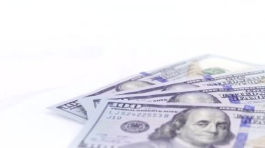 Yeni nakit faturaları, dönüşü bir yüz dolar koymak