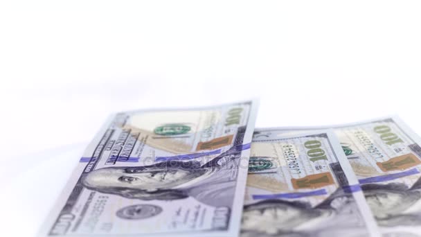 Nové sto dolarové bankovky spadají spin bílý stůl — Stock video