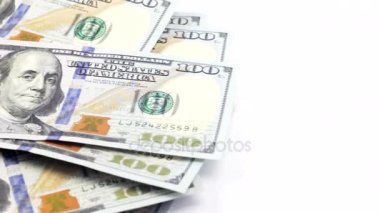 Yüz dolar faturaları üzerinde beyaz arka plan çerçevesinde hareket