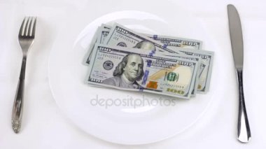 Bir yüz dolar çanak üzerinde attı