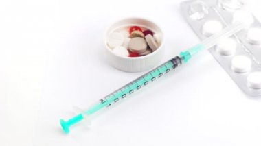 Yüz dolar faturaları hapları ve şırınga yerleştirilir, bağımlılığı pahalıdır