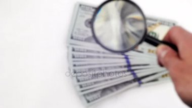 Yüz dolar faturaları bir büyüteç ile belgili tanımlık filigran çeke