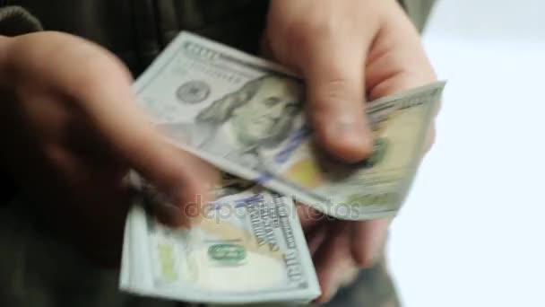 Honderd dollar bills in de handen van de mens, het schot is geld — Stockvideo