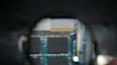 Büyüteç altında laptop Ram incelenmesi