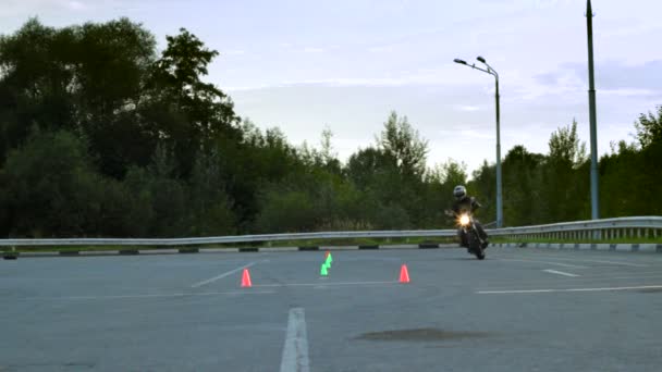 Lipetsk, Rusko - 17 září 2016: soutěž Moto gymkhana. Hřiště s kužely pro motocyklisty — Stock video