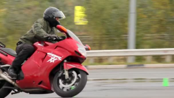 Lipetsk, Federación Rusa - 17 de septiembre de 2016: Competición de la Moto gymkhana, motociclista rojo maniobrando entre conos de tráfico — Vídeos de Stock