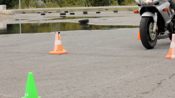 Snel van start van de ruiter op de motorfiets op de motorfiets races — Stockvideo