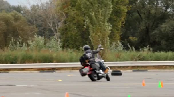 Lipetsk, Federación Rusa - 17 de septiembre de 2016: Competición de la Moto gymkhana. Gran motocicleta maniobrando entre los conos, ciclista de ejercicio — Vídeos de Stock