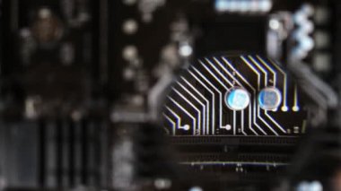 Bir büyüteç ile bilgisayar bileşenlerinin detaylı araştır