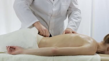 Bir genç kızın arka masaj doktor masör