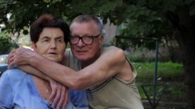 Hoşnutsuz bir büyükanne büyükbaba hugs