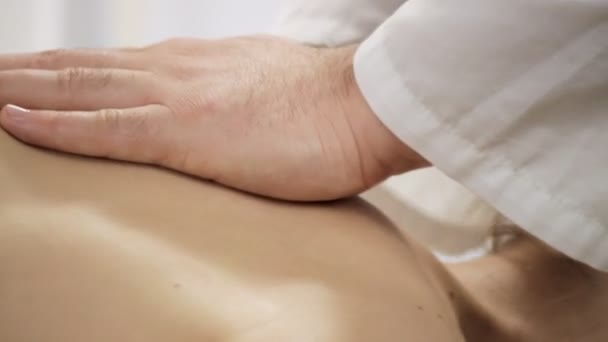 Der Therapeut streicht leicht über den Rücken eines jungen Mädchens — Stockvideo