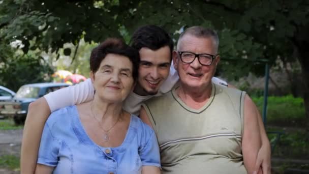 Portrait de grands-parents et petit-fils souriants — Video