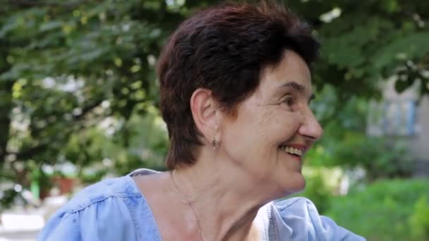 Портрет усміхненої літньої бабусі — стокове відео