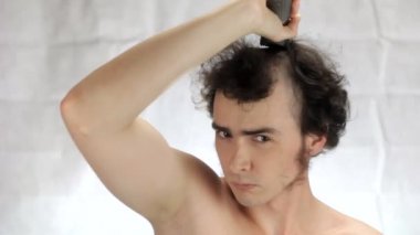 Adam kafasını tıraş