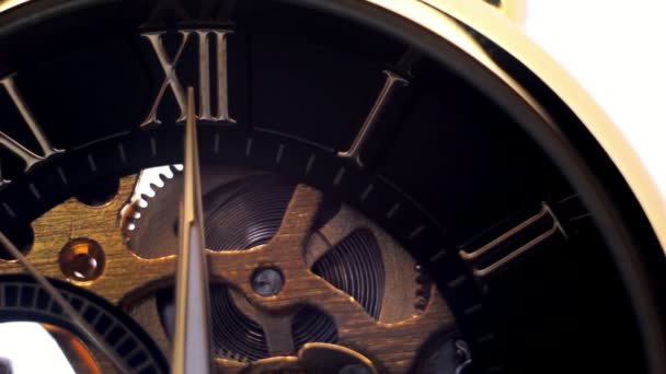 Година циферблат з римськими цифрами, цокають руки годин — стокове відео