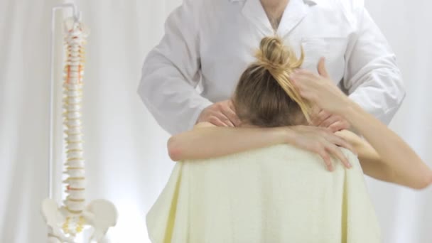 Girl explains with gestures feel of massage, the doctor at clinic — Stock Video
