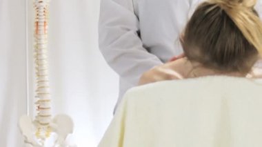 Doktor oturan kız masaj