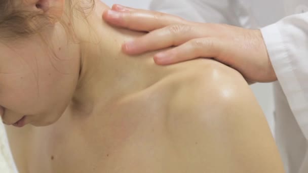 Массаж плечевого пояса девушки крупным планом — стоковое видео