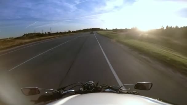 Велосипедист їде по шосе на мотоциклі, шолом Cam — стокове відео