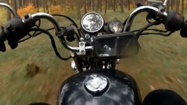 Motosikletçi sonbahar ormana kendi bisiklet sürmek
