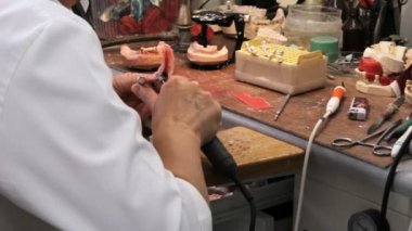 Prosthetist eklenen diş çene ile çalışır