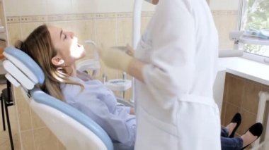 Bir genç kızın araçları ile ağız diş hekimi denetler