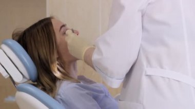 Genç kızın, Doktor diş hekimi iş yerinde kontrol diş