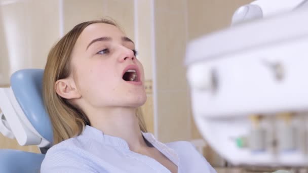 牙医办公室, 女孩在牙医椅子与开放嘴 — 图库视频影像