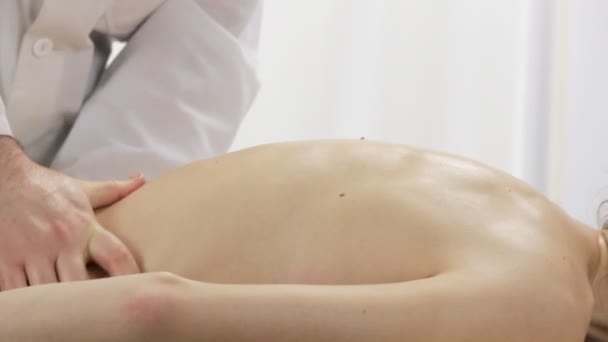 Médico massagista fazendo de volta massagem jovem — Vídeo de Stock