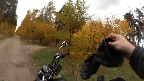 Rowerzysta w lesie obejmuje zapłon i idzie — Wideo stockowe