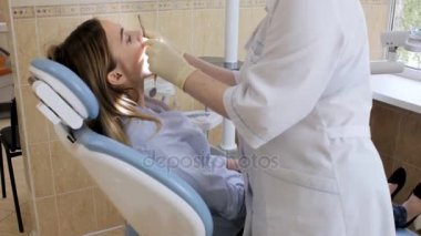 Dokunarak hastalar diş dişçi doktor bakar