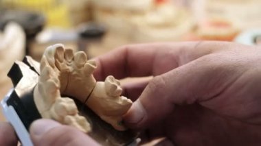 Takma diş çene closeup bir kopyasını gösteren adam