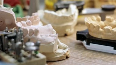 Danışma prosthetist, diş çene protez modellerin bir sürü
