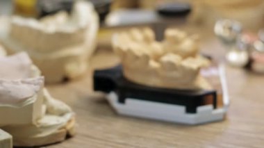 Danışma prosthetist, diş taç ile çalışma
