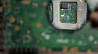 Büyüteç altında laptop demonte