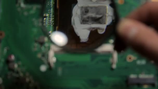Die ausgetrocknete Wärmeleitpaste auf dem CPU des Laptops — Stockvideo