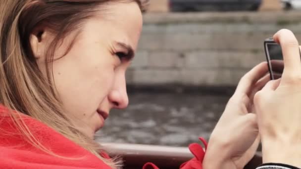 La chica toma fotos desde el teléfono, navegando en un barco en San Petersburgo — Vídeo de stock