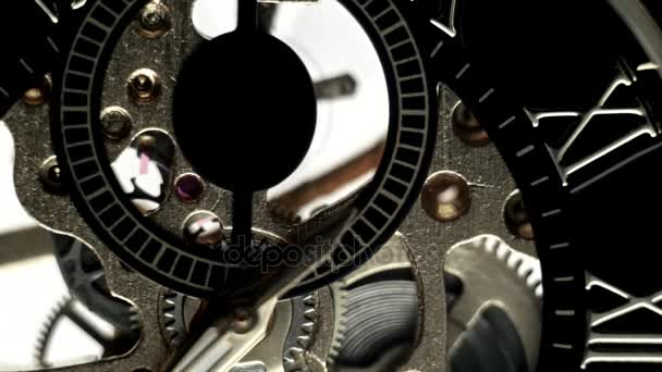 ローマ数字の時間ダイヤル時計のカチカチ音をたてる手 — ストック動画