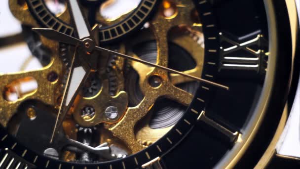De pijlen op de gouden horloge — Stockvideo