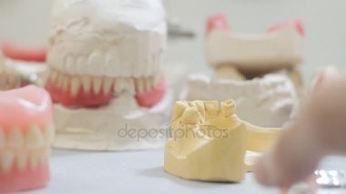 Doktor Diş Protez diş Laboratuvarı çenedeki modeli giyer